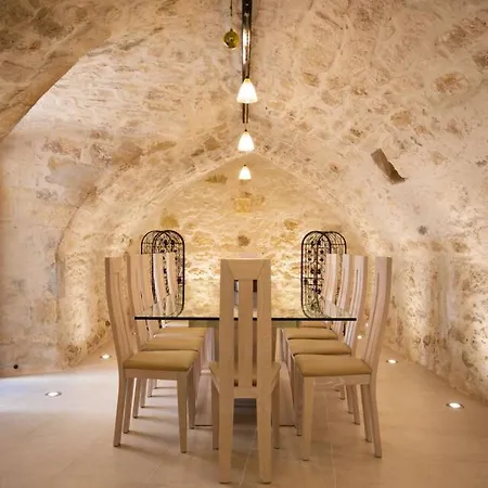 Villa Byblos Walking Distance To Everything With Private Pool & Bbq