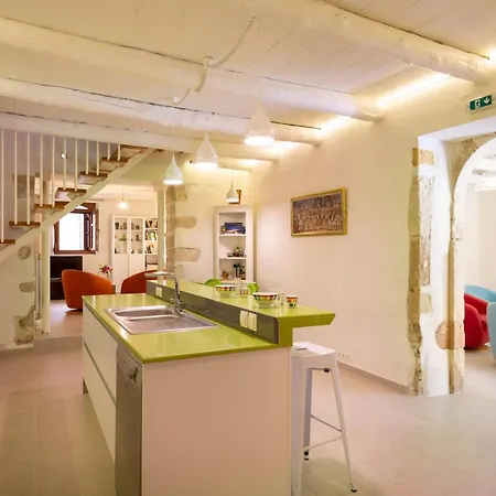 Villa Byblos Walking Distance To Everything W/heated Pool & Bbq