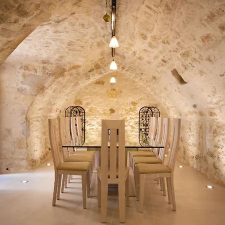 Byblos Walking Distance To Everything W/heated Pool & Bbq *